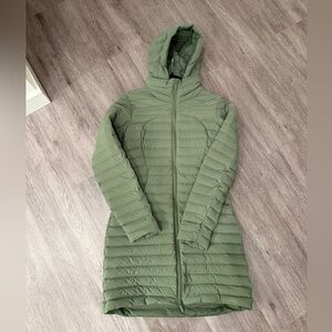 lululemon athletica Green Hooded Puffer Jacket Women’s- very warm! Mid length.